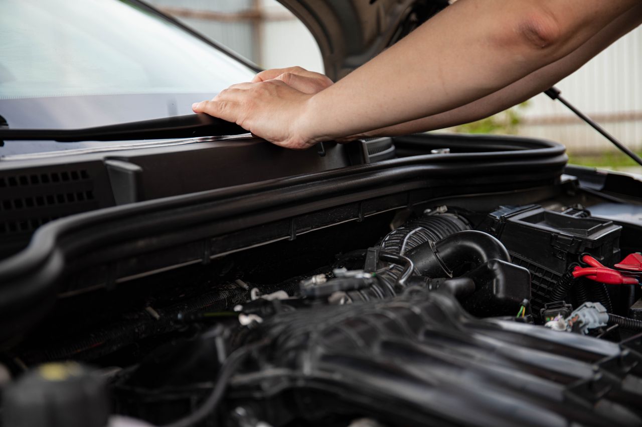 Anasayfa Close-up of hands working on car engine. Detailed view of automotive repair.
